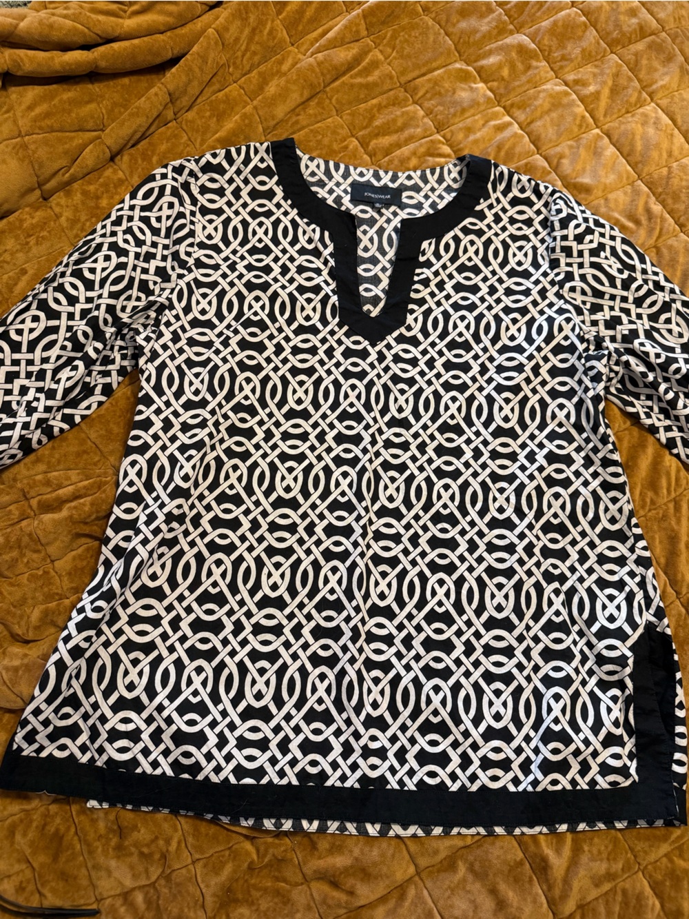 Jones wear Black & White Geometric Tunic Top